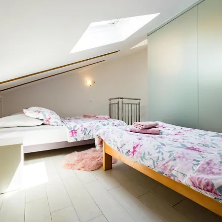 Du Lux 3 *
